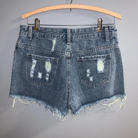 - Distressed women’s jean shorts size large - Picture 4 of 5